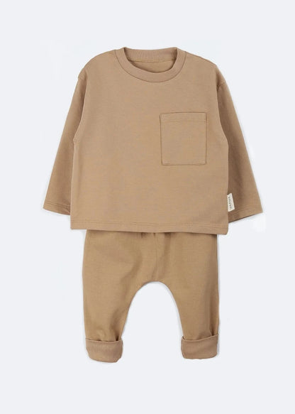 Neutral light brown long sleeve set for babies, a versatile choice