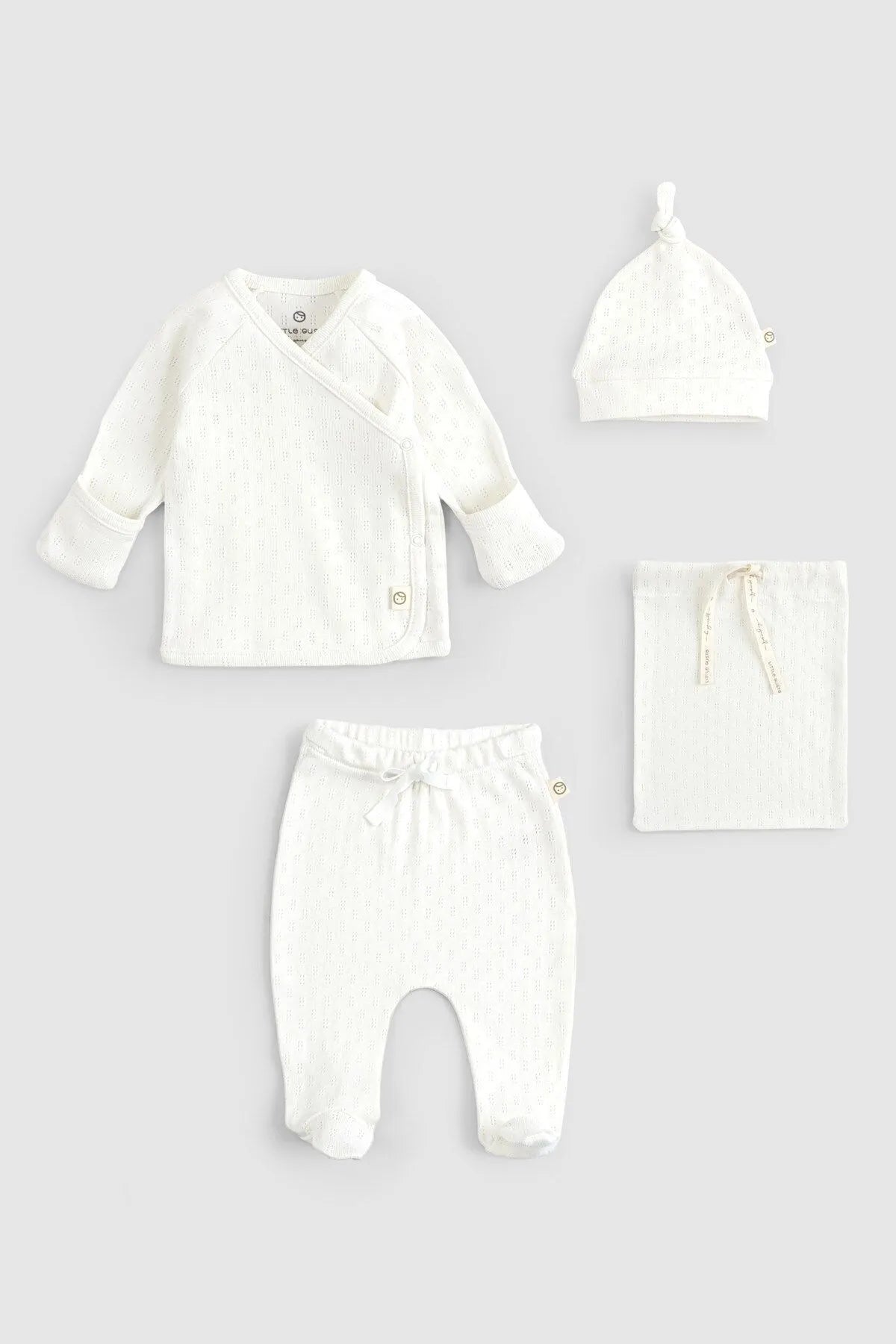 Gentle organic white outfit for newborns, ideal for hospital discharge