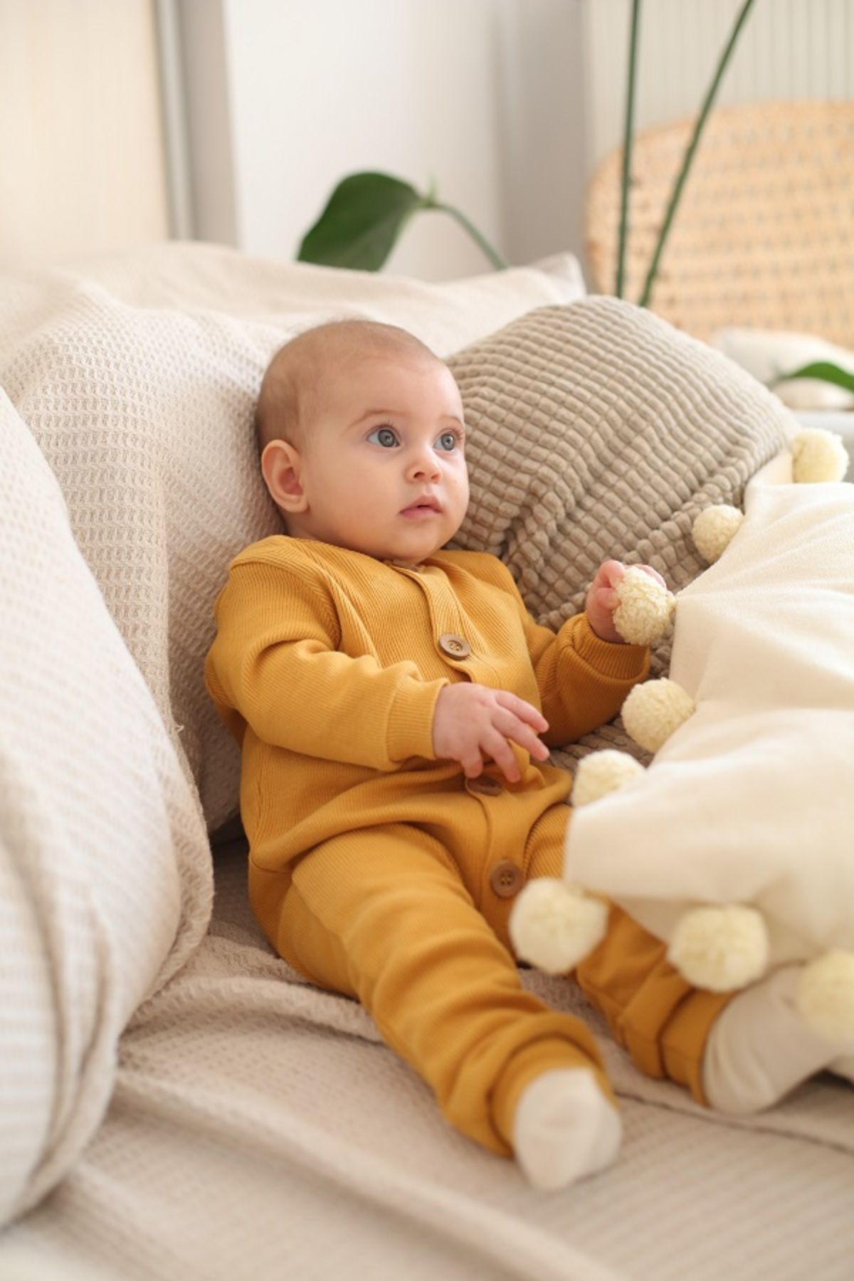 Spicy cinnamon organic cotton sleepsuit. A cozy and comforting color for a restful sleep