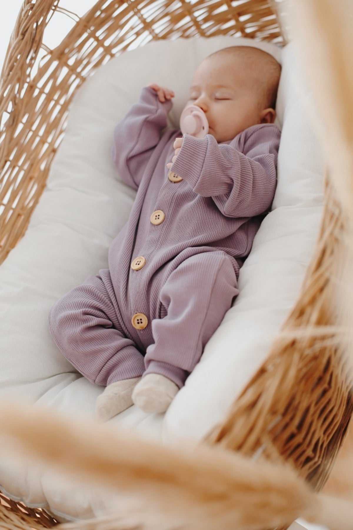 Delicate lilac organic cotton sleepsuit. Soft and breathable, ideal for sensitive skin