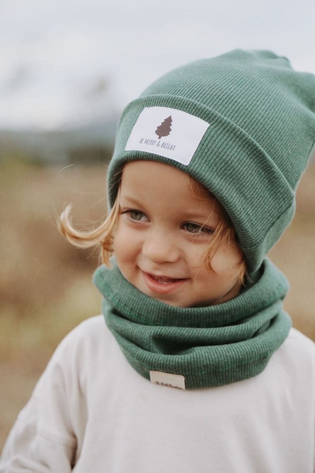 Fresh sage-green ribbed hat, adding a touch of nature to your look. Comfortable and warm, ideal for outdoor activities