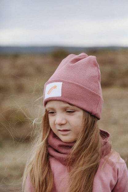 Soft pink ribbed hat, a feminine and delicate choice. Warm and comfortable, perfect for a casual look